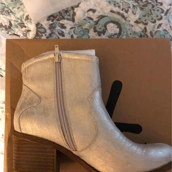 Dirty Laundry Metallic Cream Ankle Booties - Picture 2 of 6